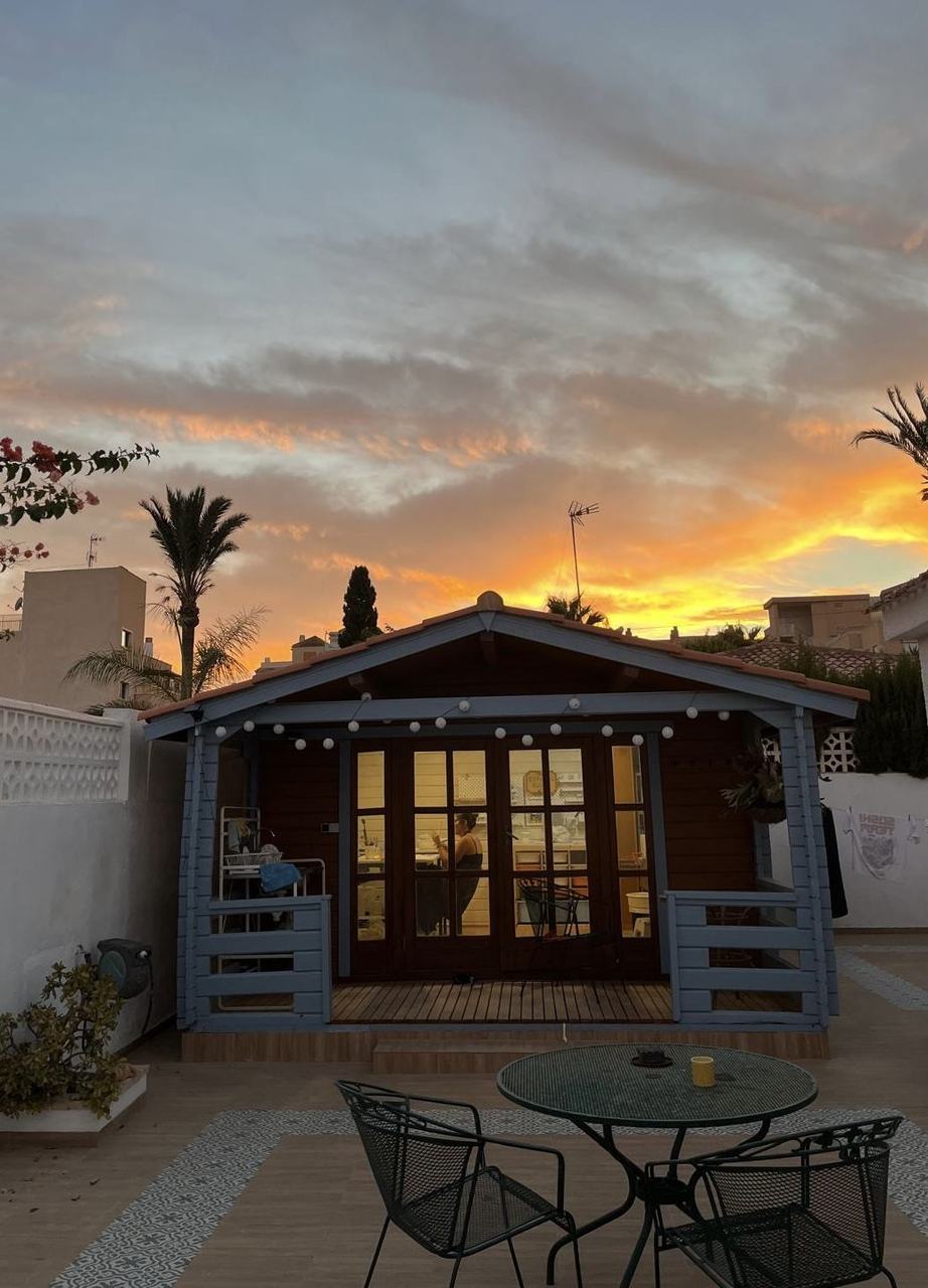 El estudio de cerámica al atardecer, con la terraza delante