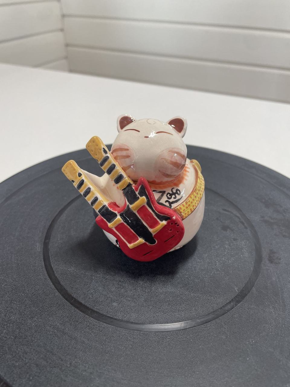Mushi guitarrista con guitarra eléctrica roja