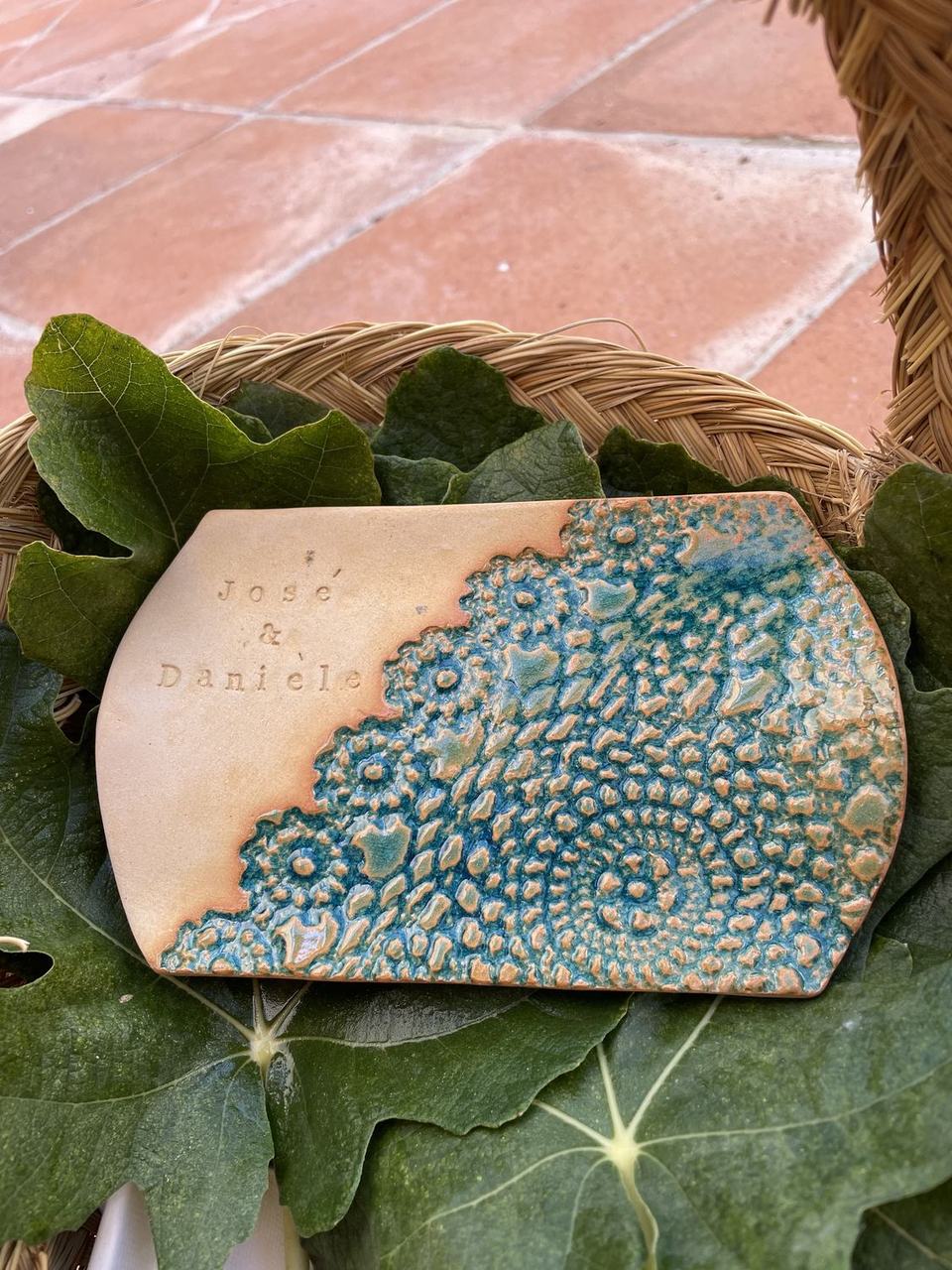 Pieza de boda con encaje azul y los nombres