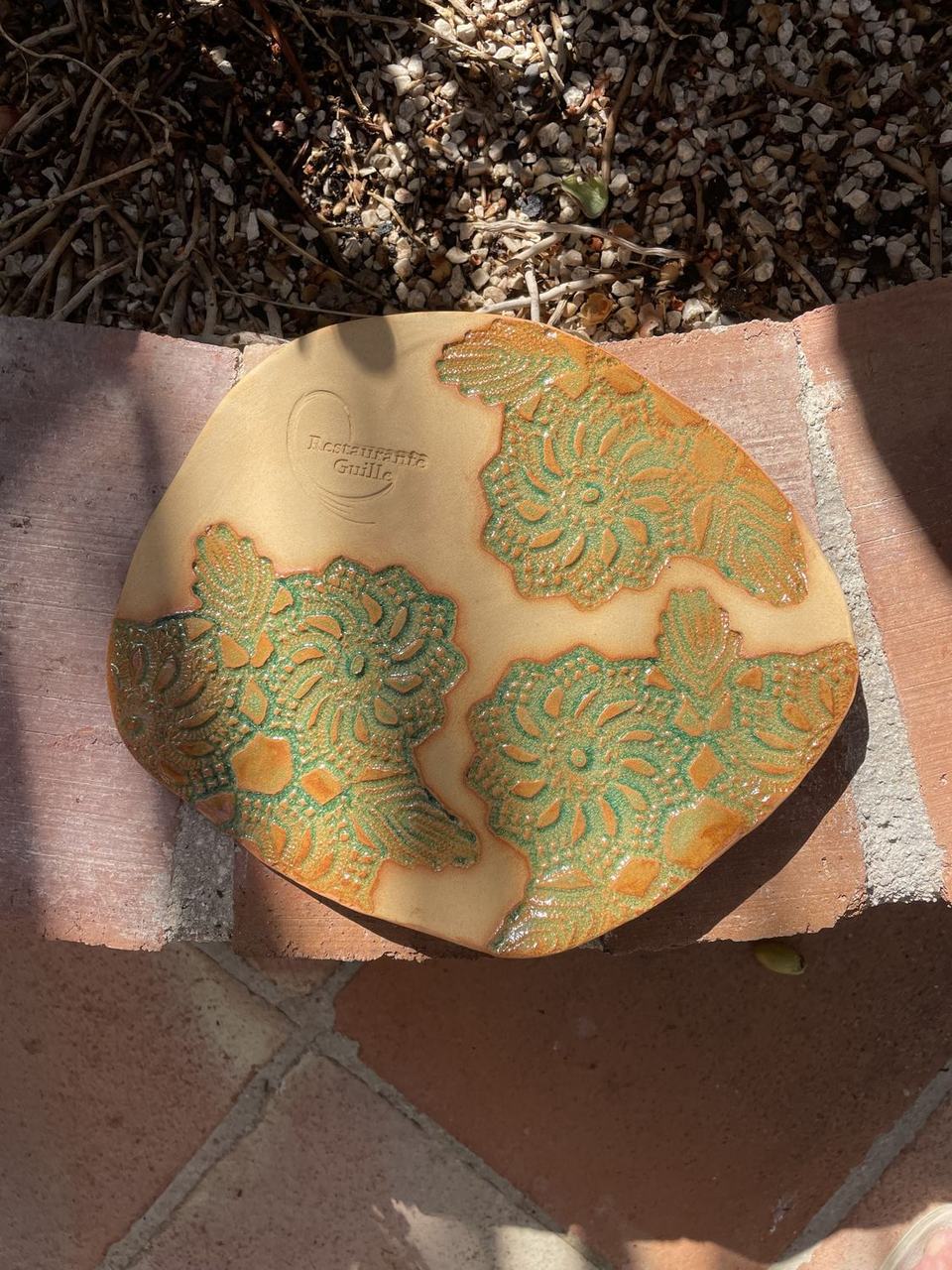 Plato de encaje al sol, sobre grava