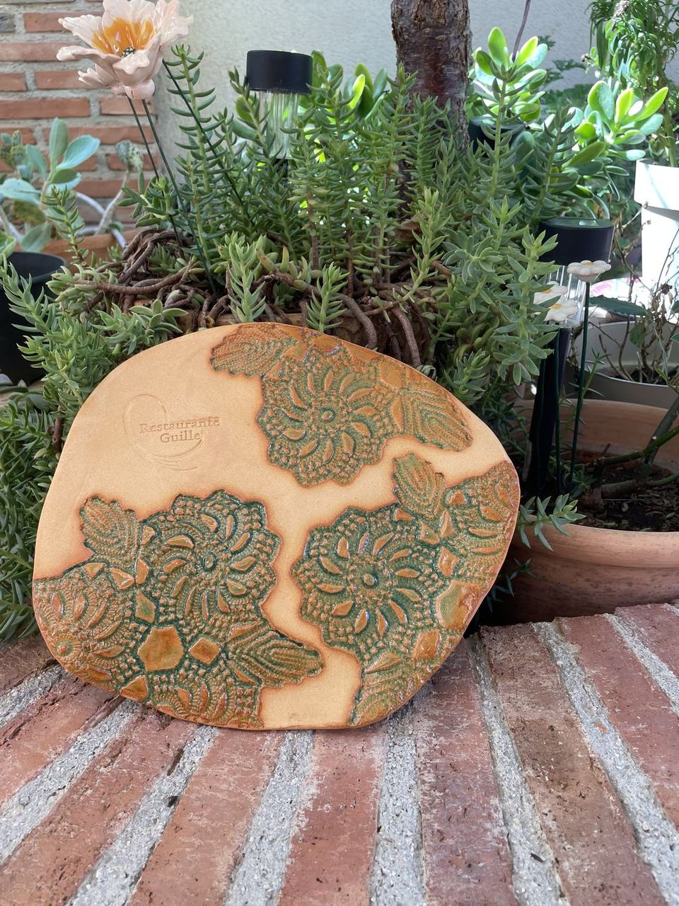 Plato de encaje apoyado entre plantas