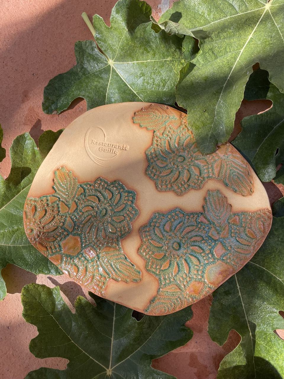 Plato de encaje sobre suelo de terracota