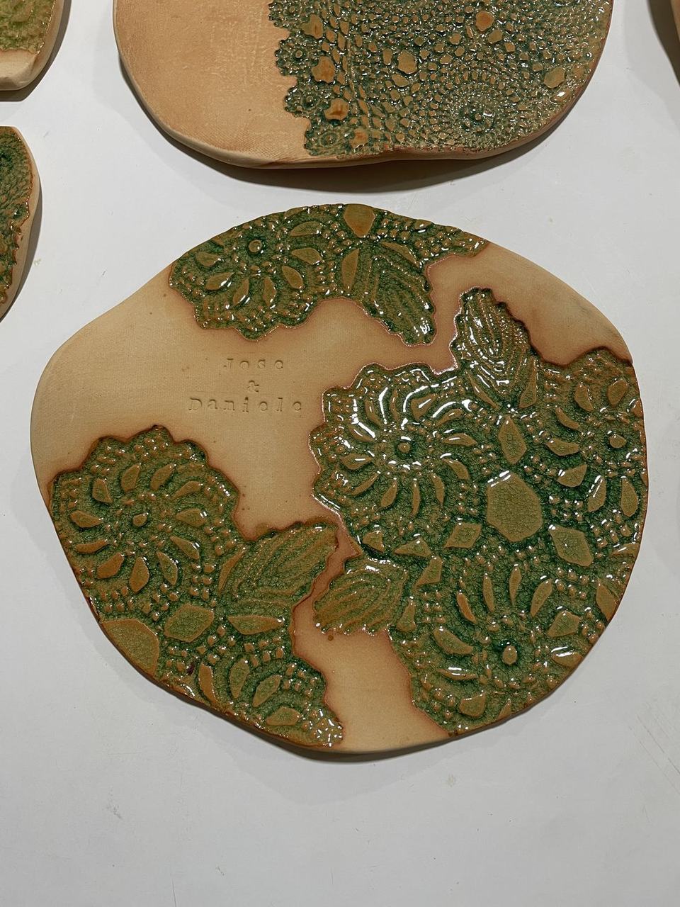 Plato de encaje en verde musgo